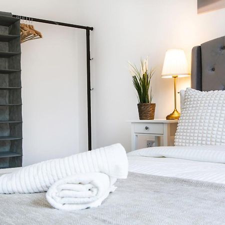 Cozy Townhouse In The Heart Of Greater Manchesterヴィラ エクステリア 写真